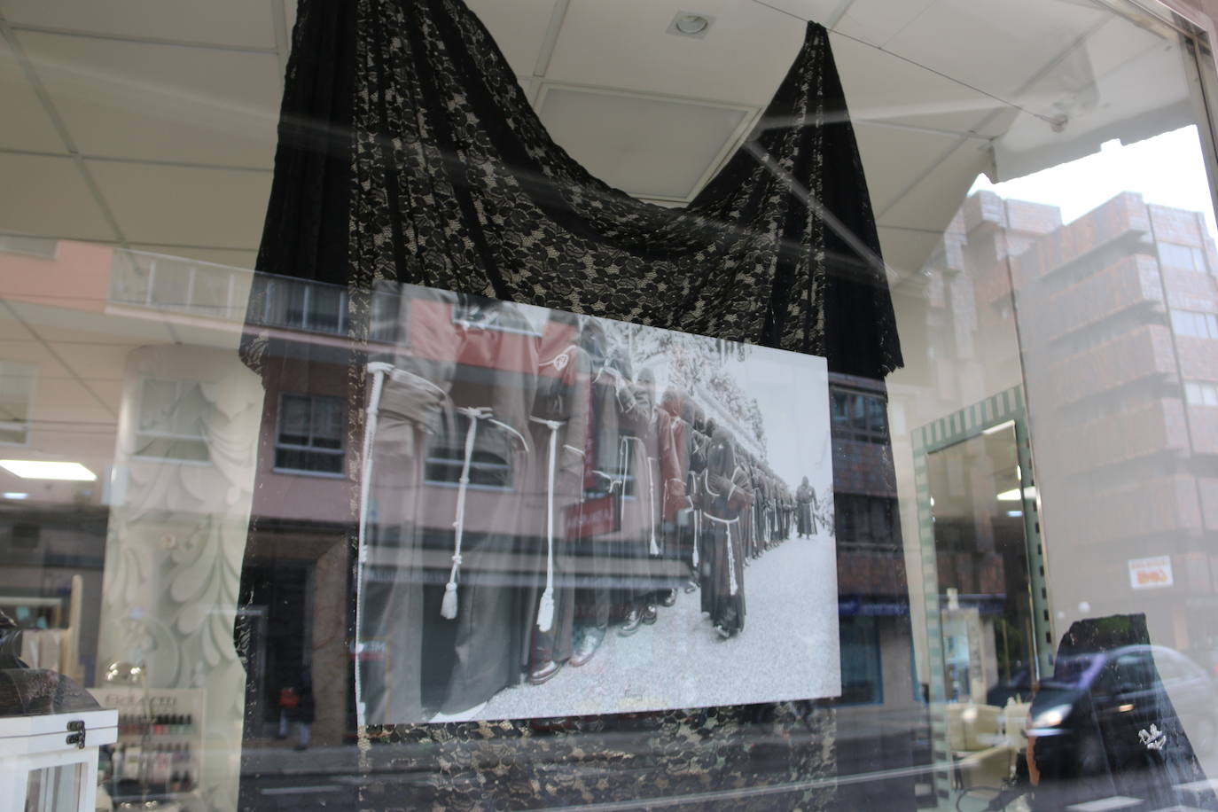 Los comercios leoneses recuperan con más empeño que nunca la tradición de decorar sus escaparates en la antesala de la Semana Santa. Todo tipo de motivos del tiempo santo se exhiben tras sus cristales. 