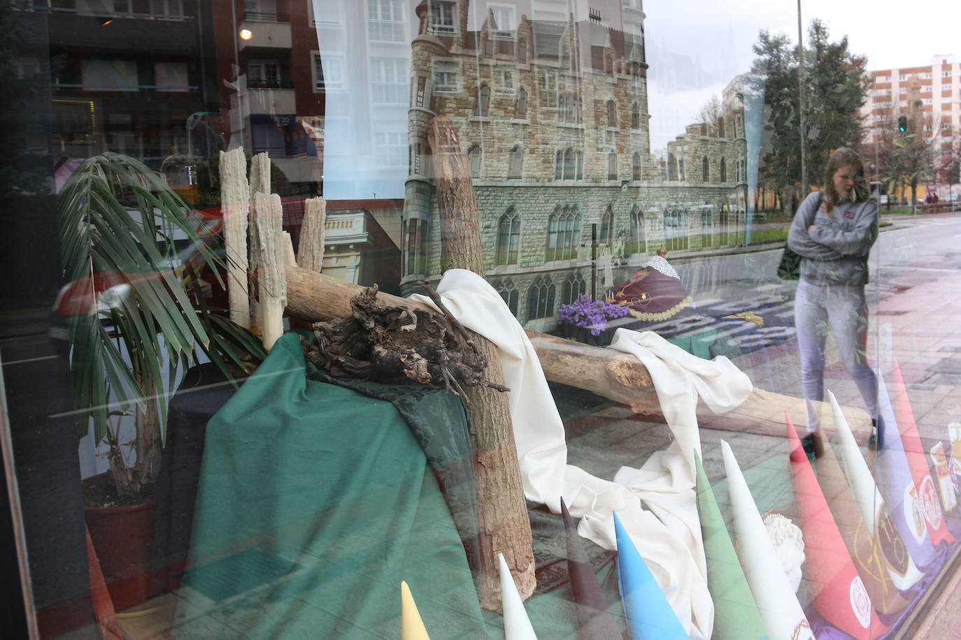 Los comercios leoneses recuperan con más empeño que nunca la tradición de decorar sus escaparates en la antesala de la Semana Santa. Todo tipo de motivos del tiempo santo se exhiben tras sus cristales. 