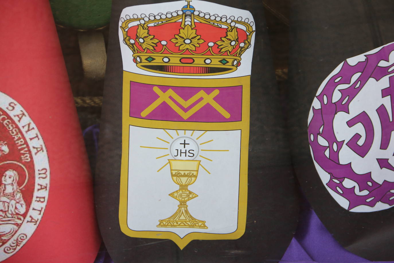 Los comercios leoneses recuperan con más empeño que nunca la tradición de decorar sus escaparates en la antesala de la Semana Santa. Todo tipo de motivos del tiempo santo se exhiben tras sus cristales. 