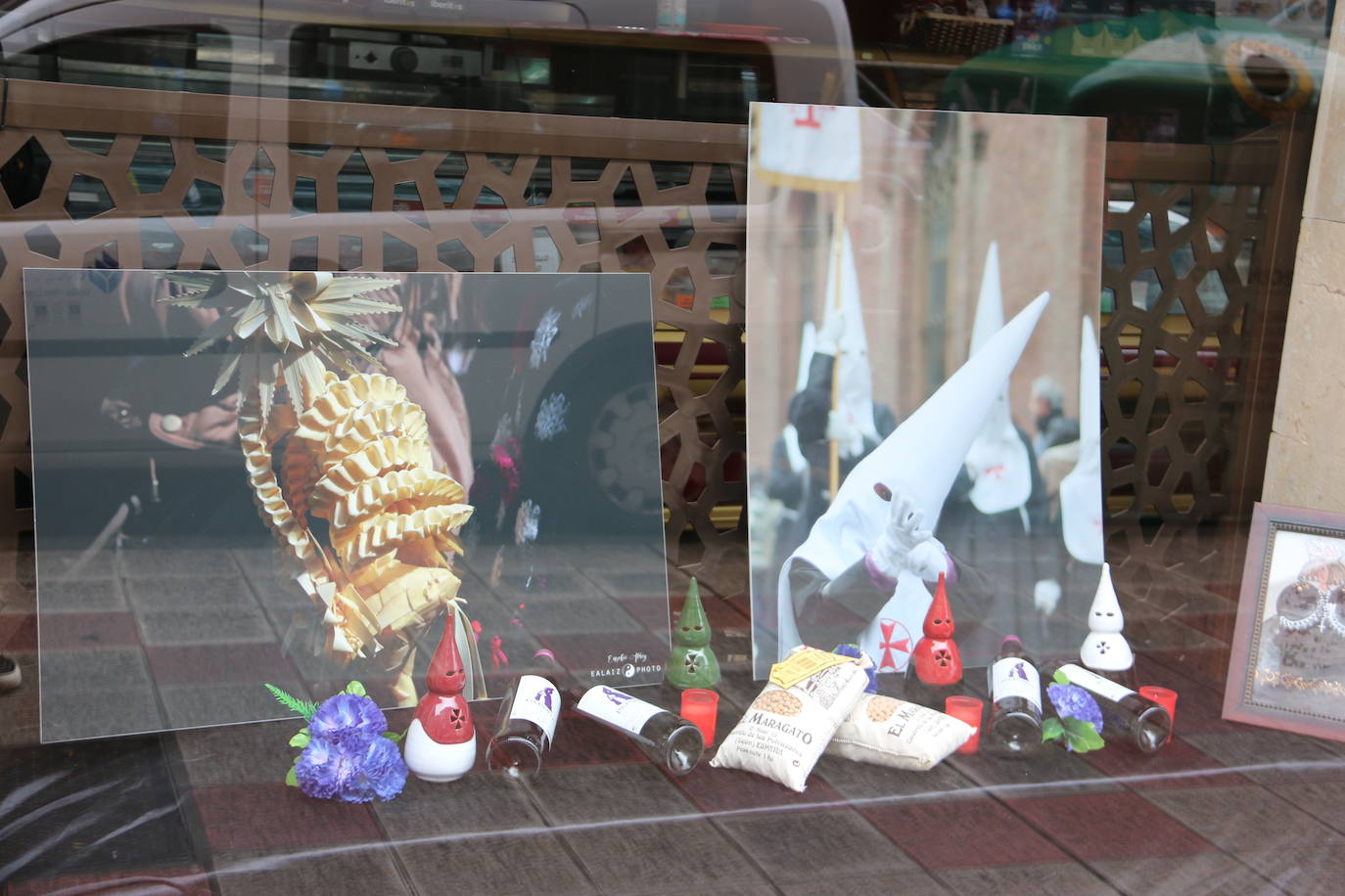 Los comercios leoneses recuperan con más empeño que nunca la tradición de decorar sus escaparates en la antesala de la Semana Santa. Todo tipo de motivos del tiempo santo se exhiben tras sus cristales. 