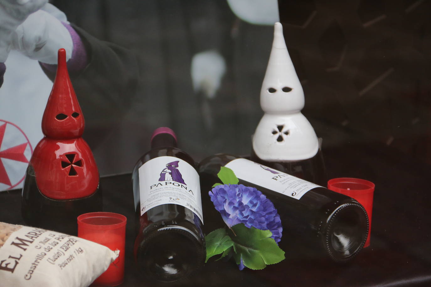 Los comercios leoneses recuperan con más empeño que nunca la tradición de decorar sus escaparates en la antesala de la Semana Santa. Todo tipo de motivos del tiempo santo se exhiben tras sus cristales. 