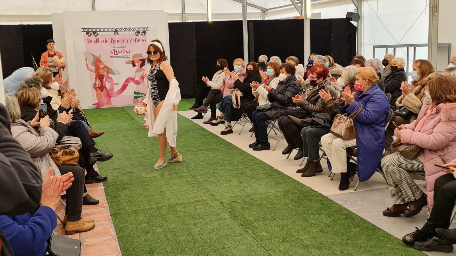 El Corte Inglés ha acogido un año más el desfile de lencería y trajes de baño de Almon en el que las modelos han sido mujeres que han superado cáncer de mama, dando visibilidad a las heroínas que han derrotado al cáncer de mama.