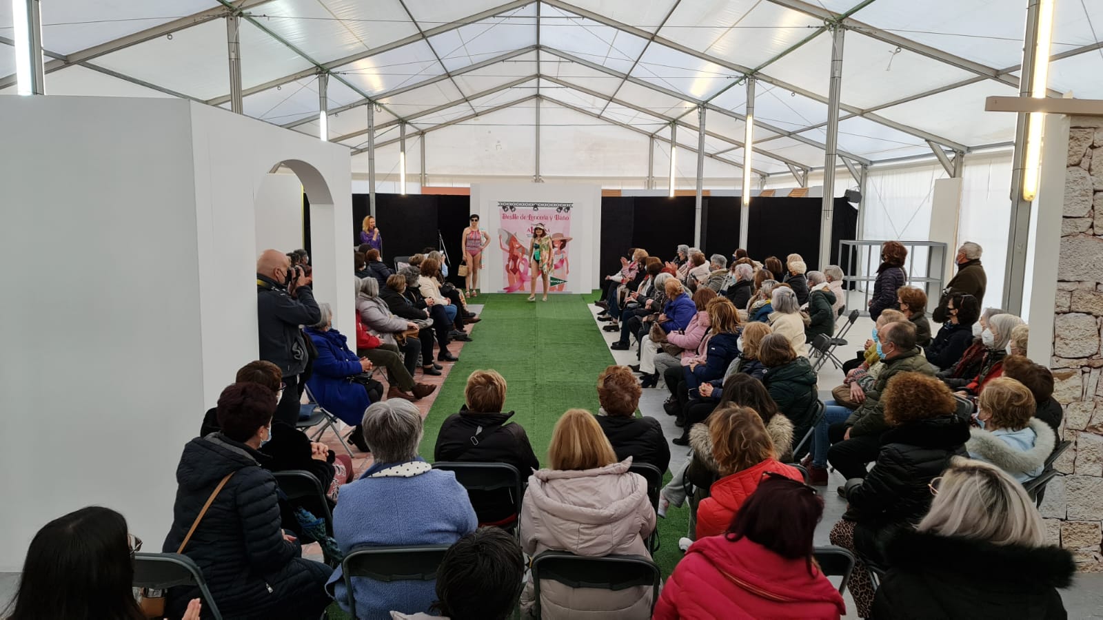 El Corte Inglés ha acogido un año más el desfile de lencería y trajes de baño de Almon en el que las modelos han sido mujeres que han superado cáncer de mama, dando visibilidad a las heroínas que han derrotado al cáncer de mama.