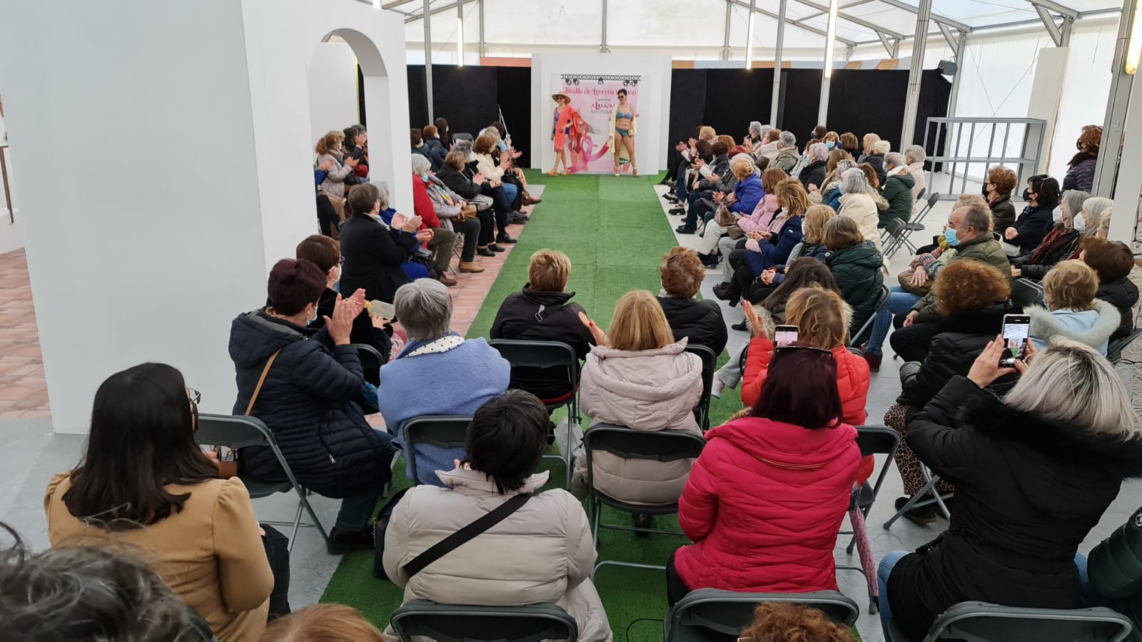 El Corte Inglés ha acogido un año más el desfile de lencería y trajes de baño de Almon en el que las modelos han sido mujeres que han superado cáncer de mama, dando visibilidad a las heroínas que han derrotado al cáncer de mama.