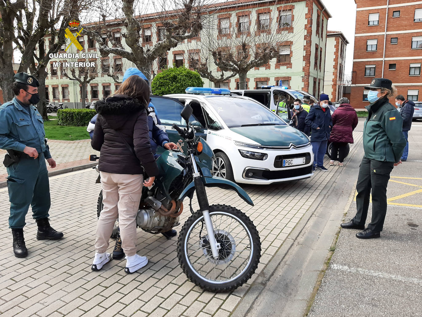La Guardia Civil recibe a un grupo de usuarios de Asprona-León que disfrutaron de una jornada de puertas abiertas en la Comandancia de León.
