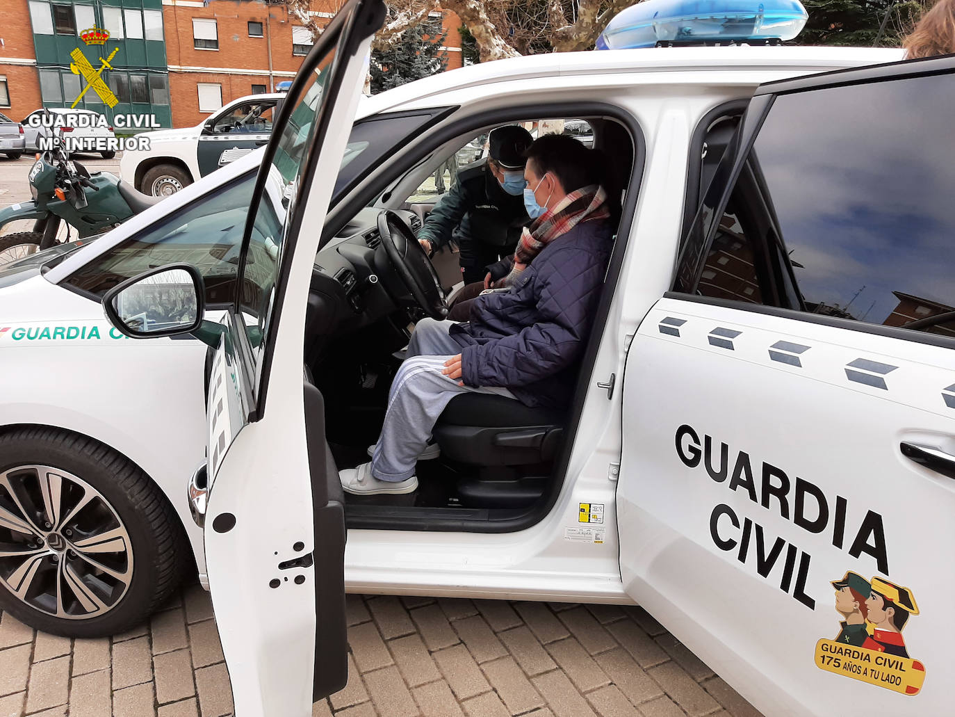 La Guardia Civil recibe a un grupo de usuarios de Asprona-León que disfrutaron de una jornada de puertas abiertas en la Comandancia de León.