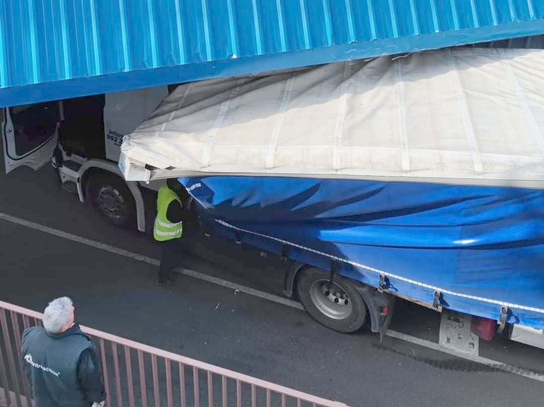 Un nuevo camión se estrella en el paso subterráneo de la Calle Príncipe de Trobajo del Camino. Las dimensiones del vehículo pesado impedían que el vehículo pudiera transitar por la zona quedando 'encajado' en el acceso a través del puente ferroviario. 