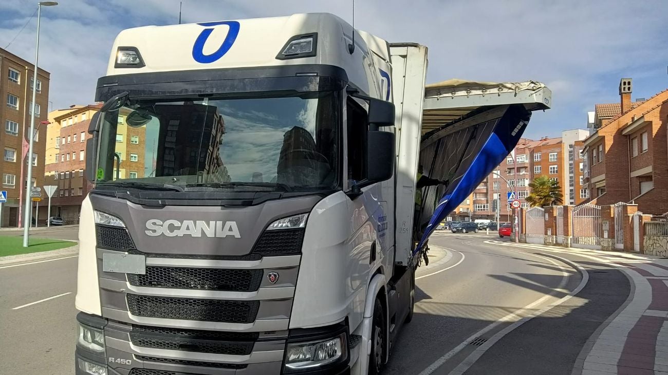 Un nuevo camión se estrella en el paso subterráneo de la Calle Príncipe de Trobajo del Camino. Las dimensiones del vehículo pesado impedían que el vehículo pudiera transitar por la zona quedando 'encajado' en el acceso a través del puente ferroviario. 