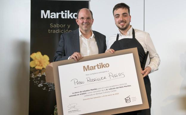 Reto Martiko 2022 gastronomi yarışmasının kazanan ödülünün Ponferrada'dan Pablo Rodríguez Arias'a teslimi. 