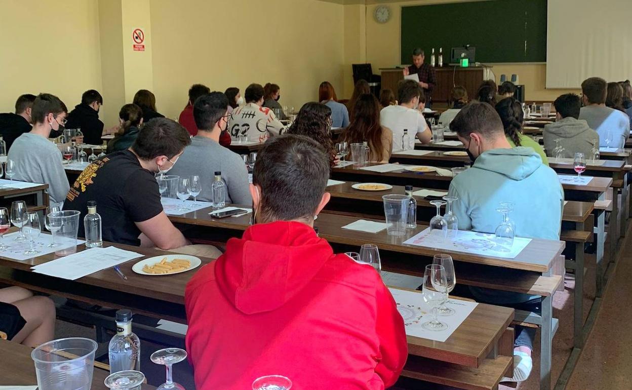 Cata de vino en el aula de la facultad.