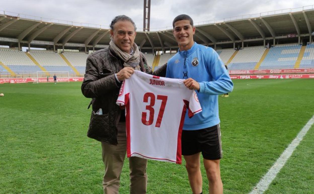 Júnior y Felipe Llamazares posan con la camiseta del debut del mediocentro.