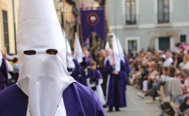 Acto que celebra la cofradía de la Expiración y el Silencio por las calles de León durante la Semana Santa.