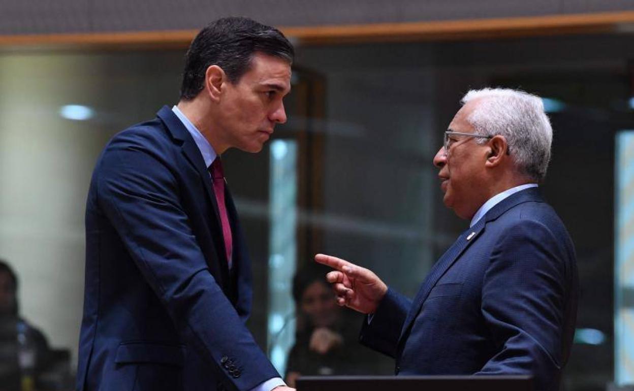 El presidente del Gobierno, Pedro Sánchez, y el primer ministro portugués, Antonio Costa. 