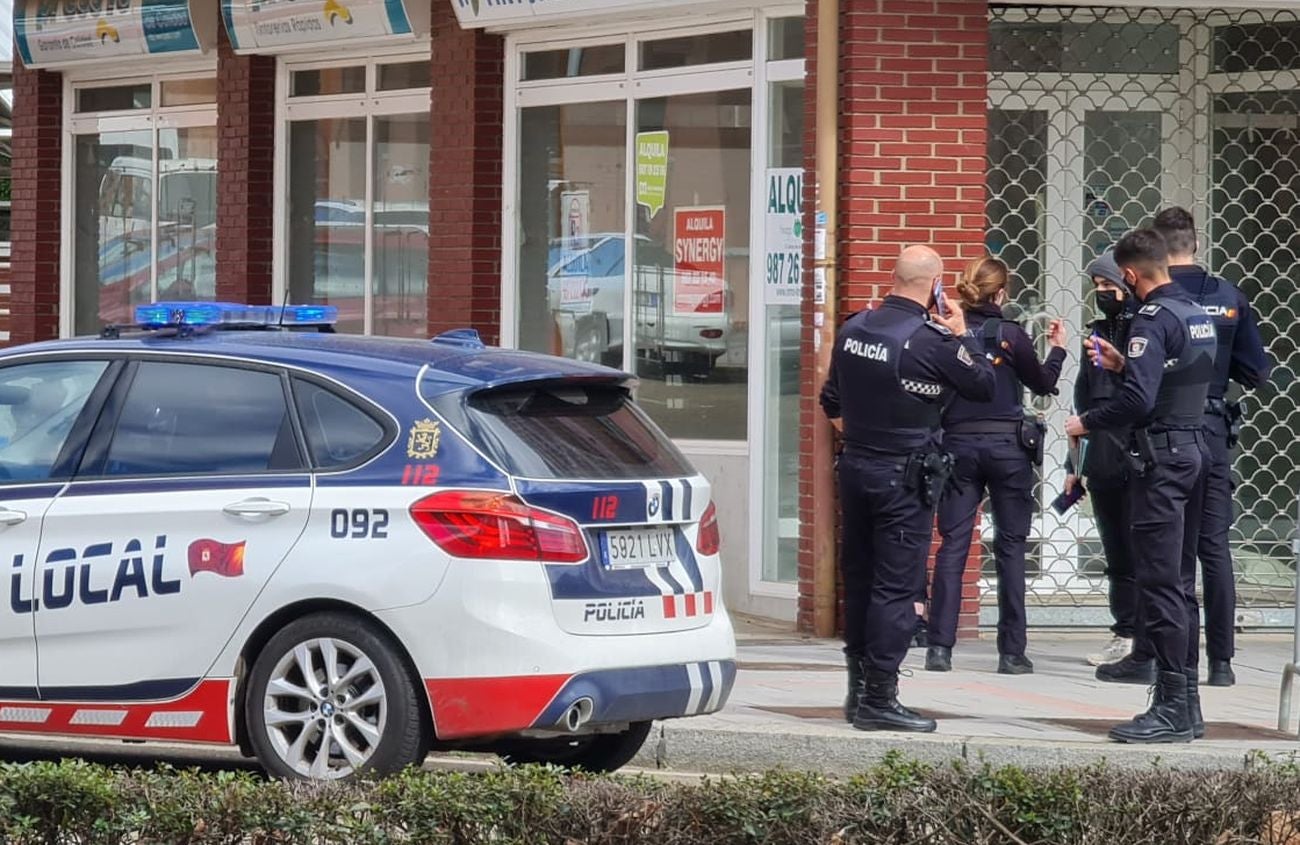 La Policía Local del Ayuntamiento de León interceptó ayer, en torno a las 16 horas, a dos menores de edad que habían realizado grafitis en uno de los laterales del Museo de Arte Contemporáneo de Castilla y León (Musac) tras recibir la llamada de aviso de un agente de Miranda de Ebro (Burgos) fuera de servicio. 