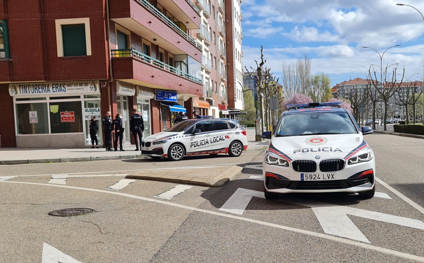 La Policía Local del Ayuntamiento de León interceptó ayer, en torno a las 16 horas, a dos menores de edad que habían realizado grafitis en uno de los laterales del Museo de Arte Contemporáneo de Castilla y León (Musac) tras recibir la llamada de aviso de un agente de Miranda de Ebro (Burgos) fuera de servicio. 