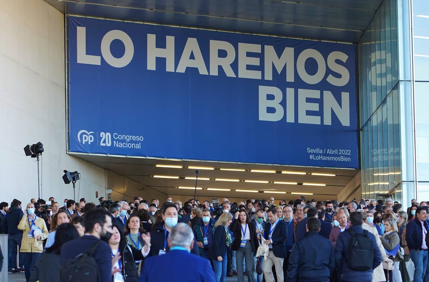 Apertura del XX Congreso extraordinario del Partido Popular. A las 16.30 horas, el presidente del PPCyL y en funciones de la Junta, Alfonso Fernández Mañueco, interviene en la mesa ''Preparados'' junto a Juan Manuel Moreno (Andalucía), Juan Vivas (Ceuta), Fernando López Miras (Murcia) e Isabel Díaz Ayuso (Madrid), que modera el candidato a dirigir el partido, Alberto Núñez Feijóo. 