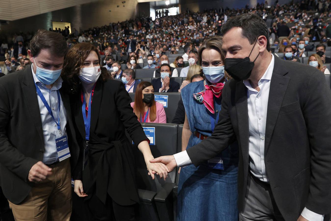 La presidenta de la Comunidad de Madrid, Isabel Díaz Ayuso, saluda al presidente de la Junta de Andalucía, Juanma Moreno, junto al presidente de la Junta de CAstilla y León, Alfonso Fernández Mañueco, y la portavoz del PP en el Congreso de los Diputados, Cuca Gamarra.