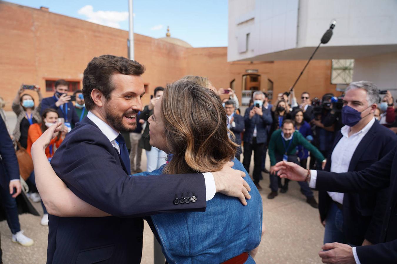 El presidente del Partido Popular, Pablo Casado, saluda a su llegada al Palacio de Congresos de Sevilla a la portavoz del PP en el Congreso de los Diputados, Cuca Gamarra.