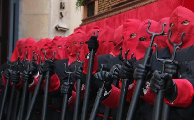 Los pasos de la Redención saldrán de nuevo a la calle sobre el hombro de sus braceros, aportados por las horquetas.