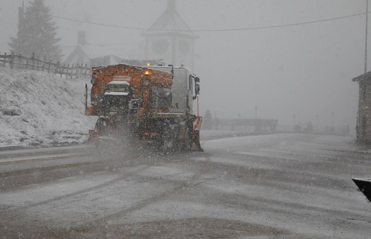 La nieve caída en las últimas complica la circulación en la zona note de la provincia y cierra Pajares a camiones | La DGT ha obligado al uso de cadenas al complicarse el tráfico en ese punto de la provincia. 