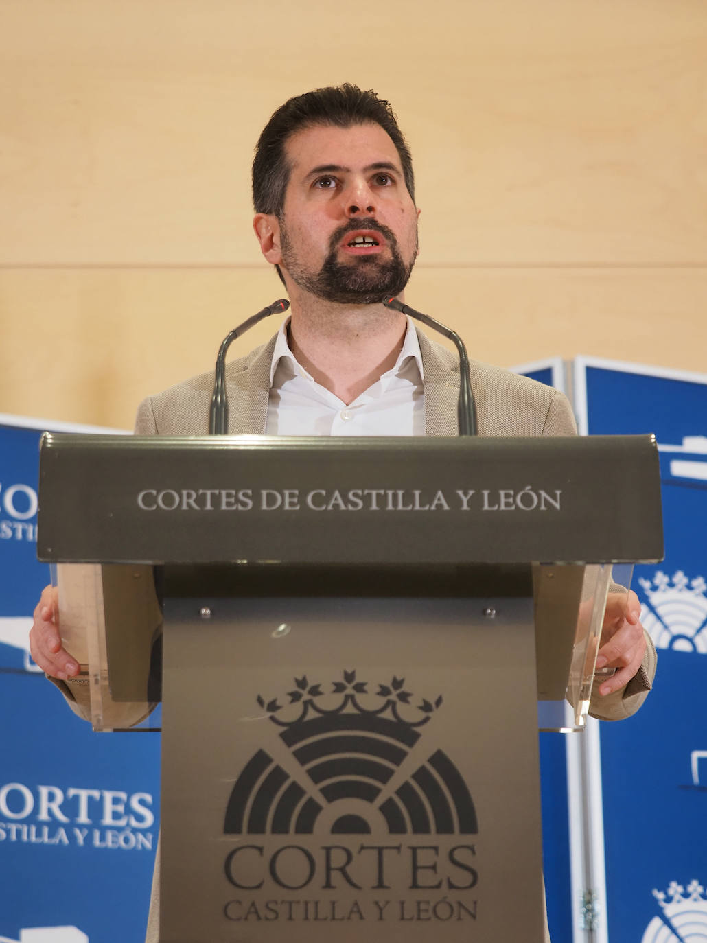 El secretario autonómico de los socialistas ofrece una rueda dde prensa para presentar un plan de 357 millones de euros