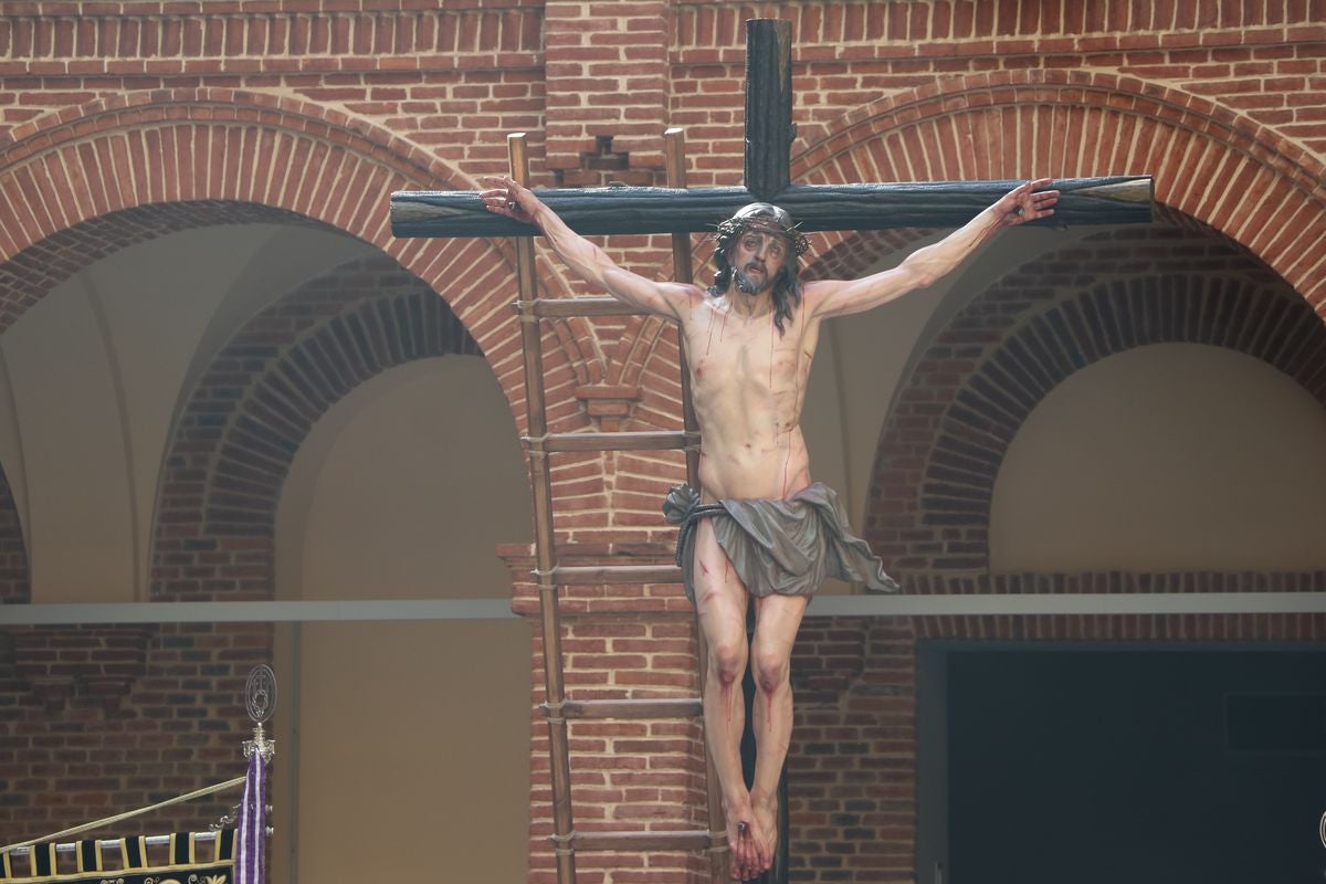 La Cofradía de las Siete Palabras ha presentado este sábado su nueva imagen que completa así los siete pasos que procesionarán el próximo Viernes Santo por las calles de León.