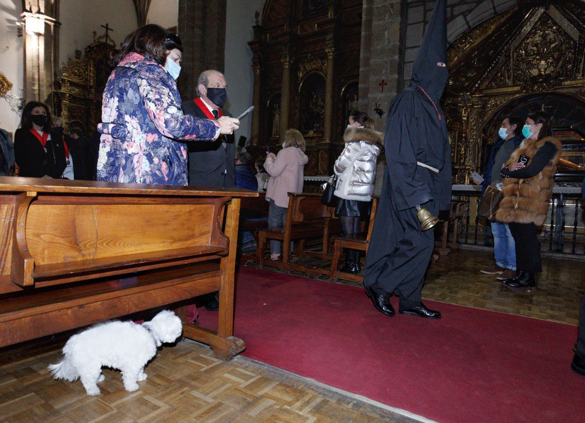 El nazareno Lambrión Chupacandiles anuncia con su campana la llegada de la Semana Santa a Ponferrada