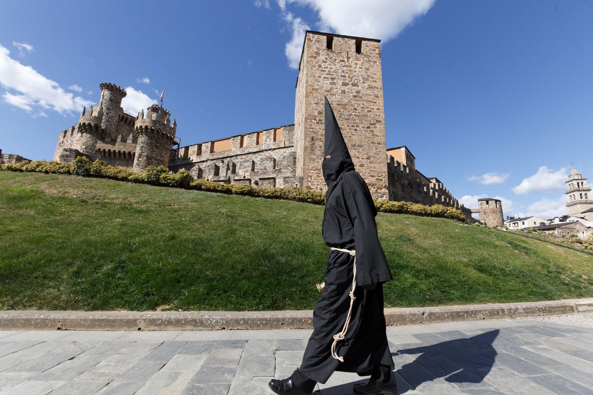 El nazareno Lambrión Chupacandiles anuncia con su campana la llegada de la Semana Santa a Ponferrada