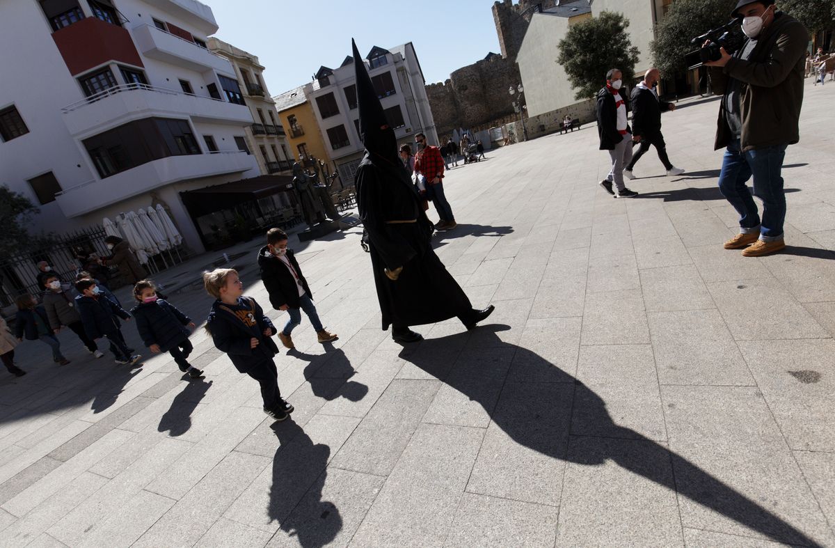 El nazareno Lambrión Chupacandiles anuncia con su campana la llegada de la Semana Santa a Ponferrada