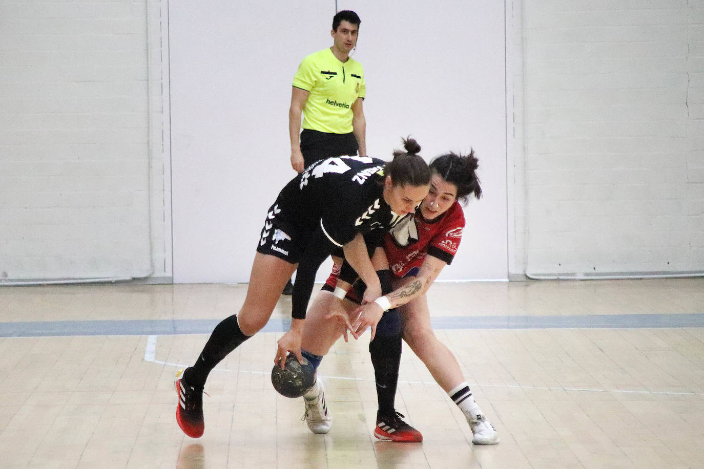 El conjunto leonés cae en su último partido de la temporada como local y se aleja notablemente del playoff