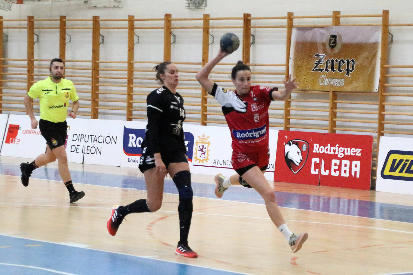 El conjunto leonés cae en su último partido de la temporada como local y se aleja notablemente del playoff