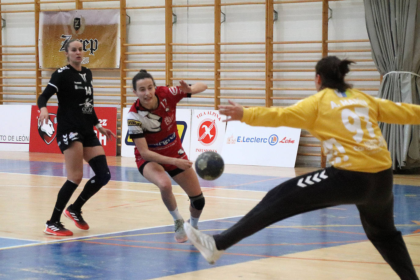 El conjunto leonés cae en su último partido de la temporada como local y se aleja notablemente del playoff