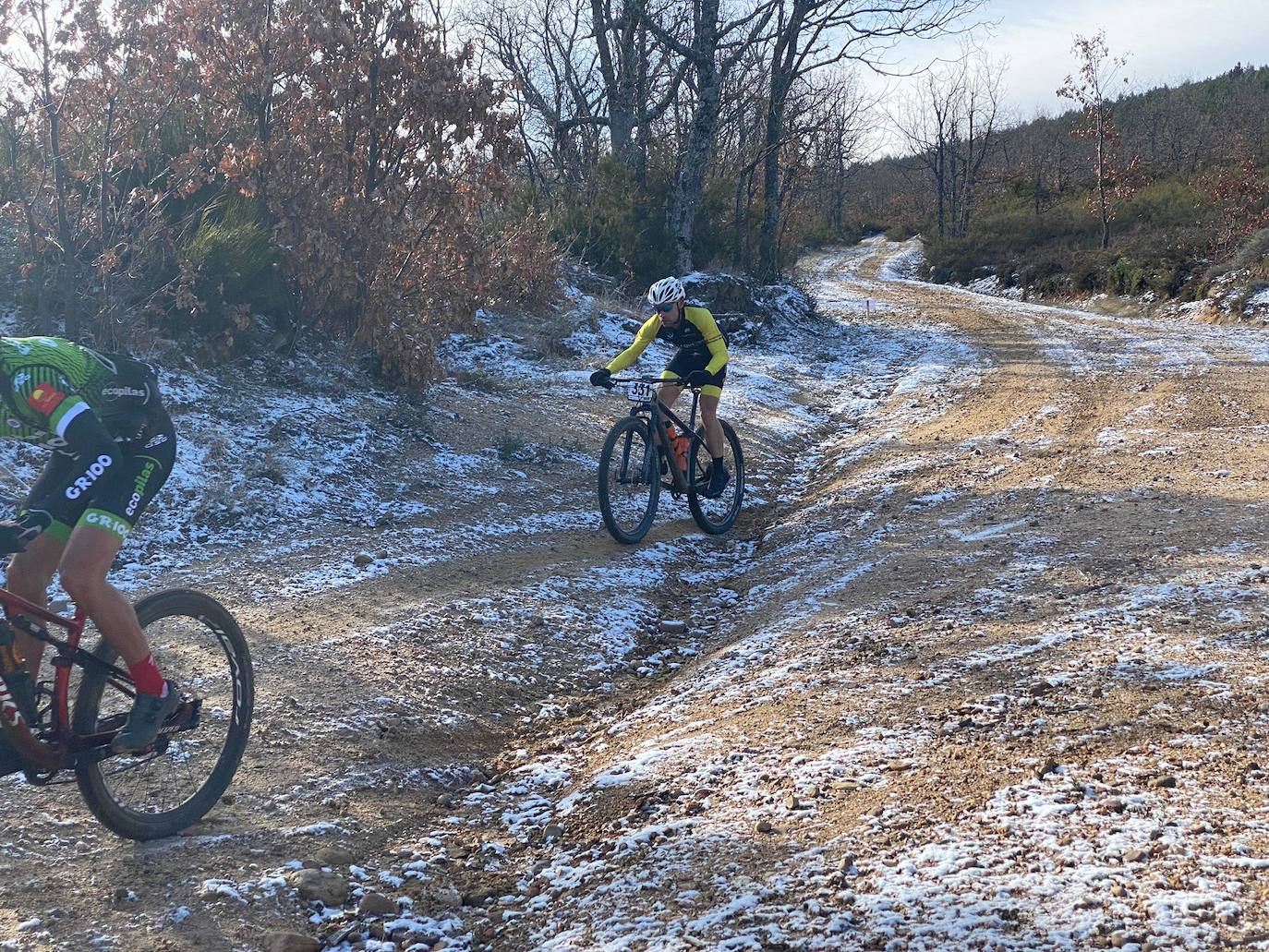 El frío y un recorrido de 2.700 metros de desnivel y 133 kilómetros ha sido el duro reto al que se han enfrentado los participantes de la Power Race León, con Francisco Herrero y Anna Ramírez como ganadores