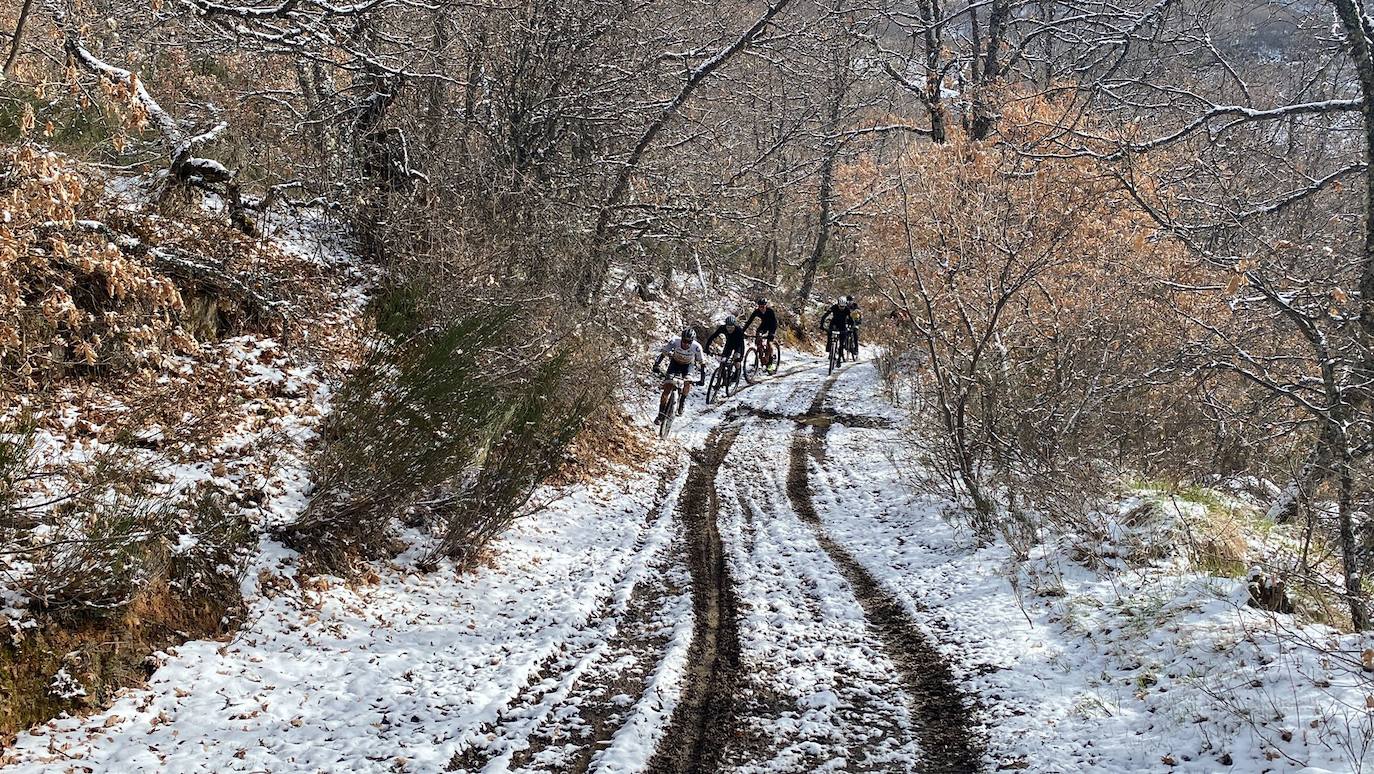 El frío y un recorrido de 2.700 metros de desnivel y 133 kilómetros ha sido el duro reto al que se han enfrentado los participantes de la Power Race León, con Francisco Herrero y Anna Ramírez como ganadores