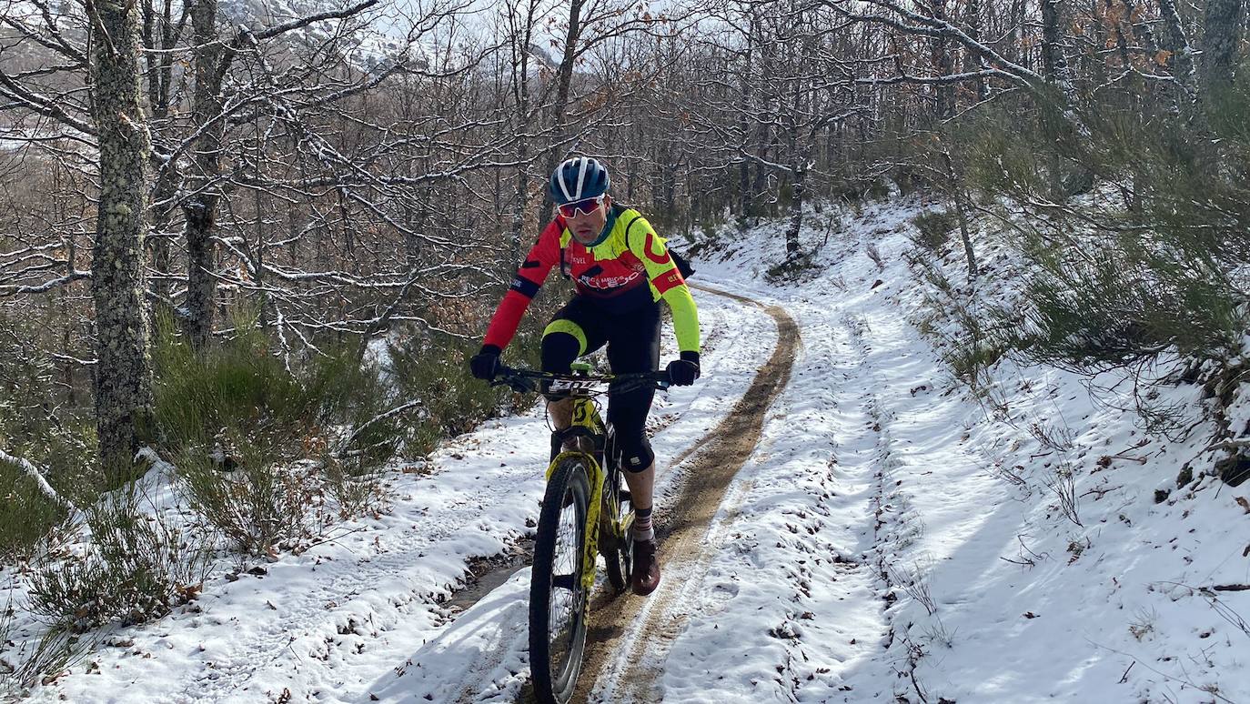 El frío y un recorrido de 2.700 metros de desnivel y 133 kilómetros ha sido el duro reto al que se han enfrentado los participantes de la Power Race León, con Francisco Herrero y Anna Ramírez como ganadores