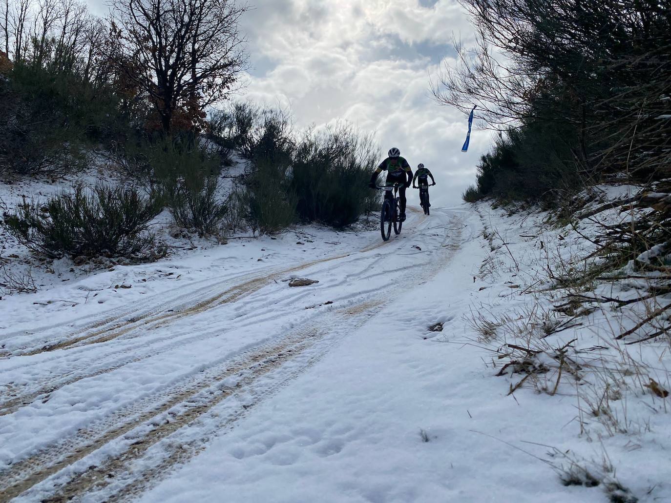 El frío y un recorrido de 2.700 metros de desnivel y 133 kilómetros ha sido el duro reto al que se han enfrentado los participantes de la Power Race León, con Francisco Herrero y Anna Ramírez como ganadores