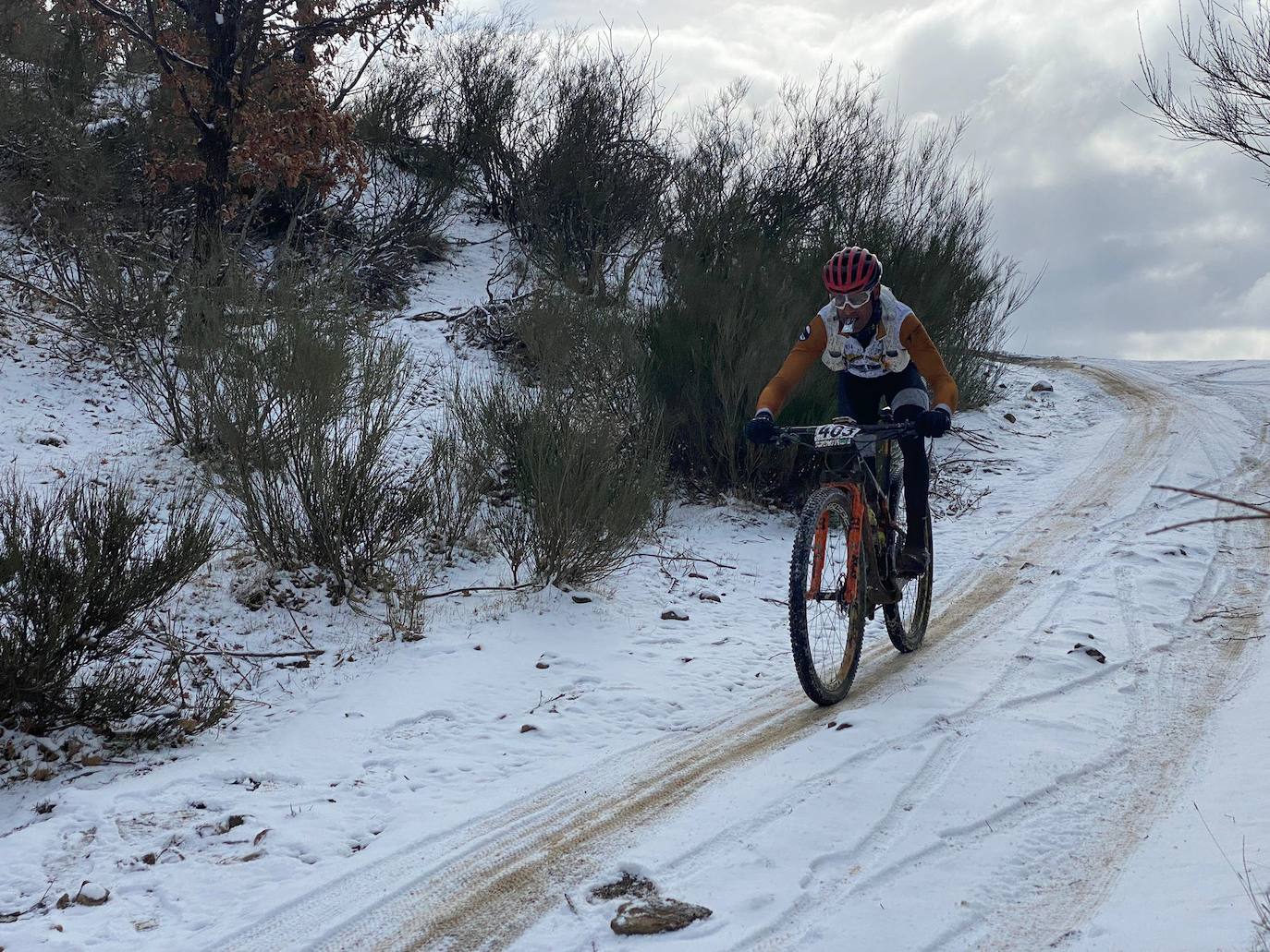 El frío y un recorrido de 2.700 metros de desnivel y 133 kilómetros ha sido el duro reto al que se han enfrentado los participantes de la Power Race León, con Francisco Herrero y Anna Ramírez como ganadores