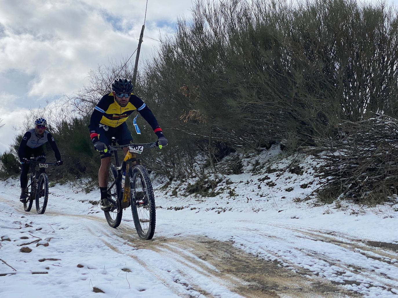 El frío y un recorrido de 2.700 metros de desnivel y 133 kilómetros ha sido el duro reto al que se han enfrentado los participantes de la Power Race León, con Francisco Herrero y Anna Ramírez como ganadores