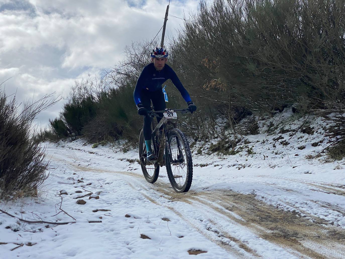 El frío y un recorrido de 2.700 metros de desnivel y 133 kilómetros ha sido el duro reto al que se han enfrentado los participantes de la Power Race León, con Francisco Herrero y Anna Ramírez como ganadores