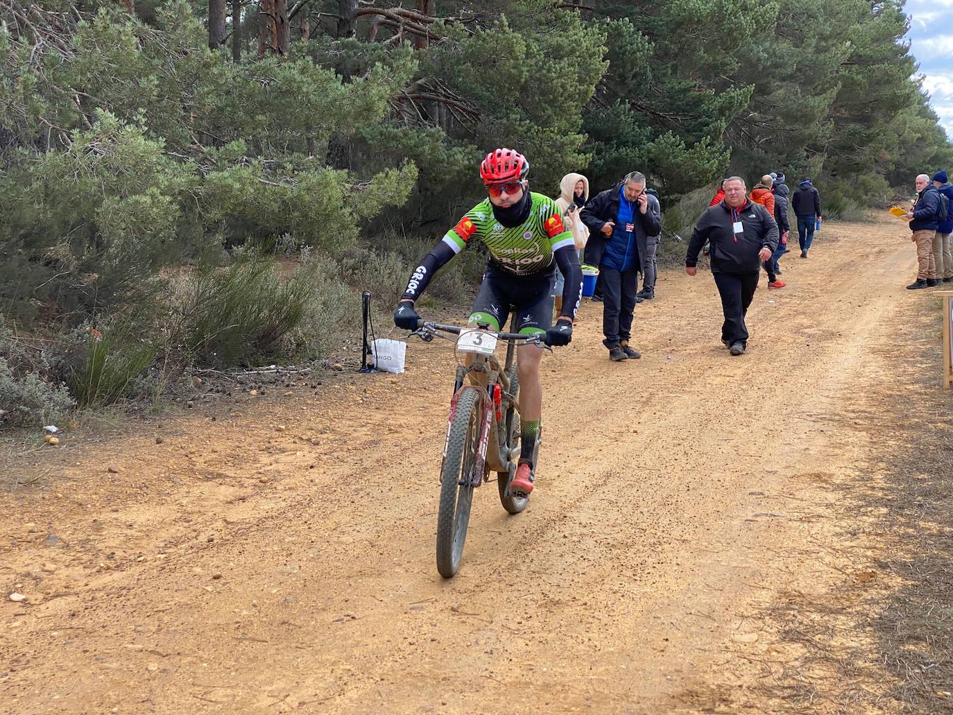 El frío y un recorrido de 2.700 metros de desnivel y 133 kilómetros ha sido el duro reto al que se han enfrentado los participantes de la Power Race León, con Francisco Herrero y Anna Ramírez como ganadores