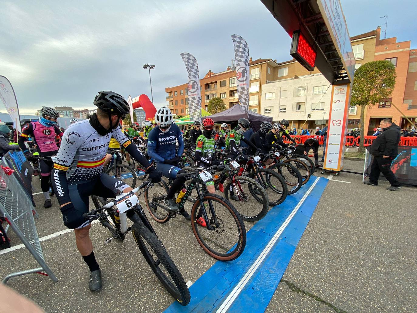 El frío y un recorrido de 2.700 metros de desnivel y 133 kilómetros ha sido el duro reto al que se han enfrentado los participantes de la Power Race León, con Francisco Herrero y Anna Ramírez como ganadores