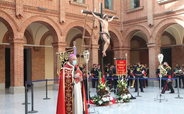 Imagen. El obispo presidió el acto de presentación y bendición del cristo. 