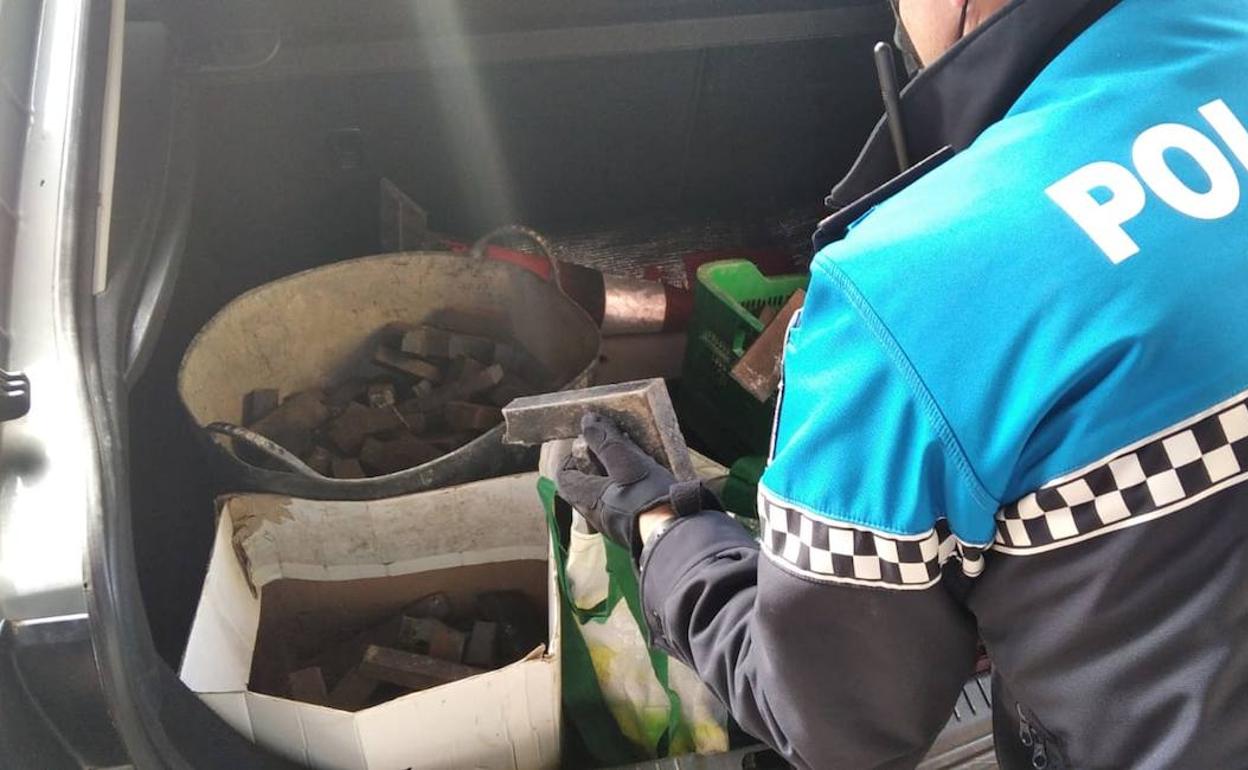 Sucesos en León | Identificados los autores del robo de 235 kilos de tapas alcantarillas en San Andrés del Rabanedo