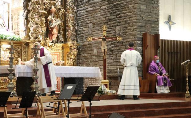 Imagen. Más de un centenar de cofradías de 34 localidades de la provincia asisten a la Plegaria a la Virgen del Camino. 