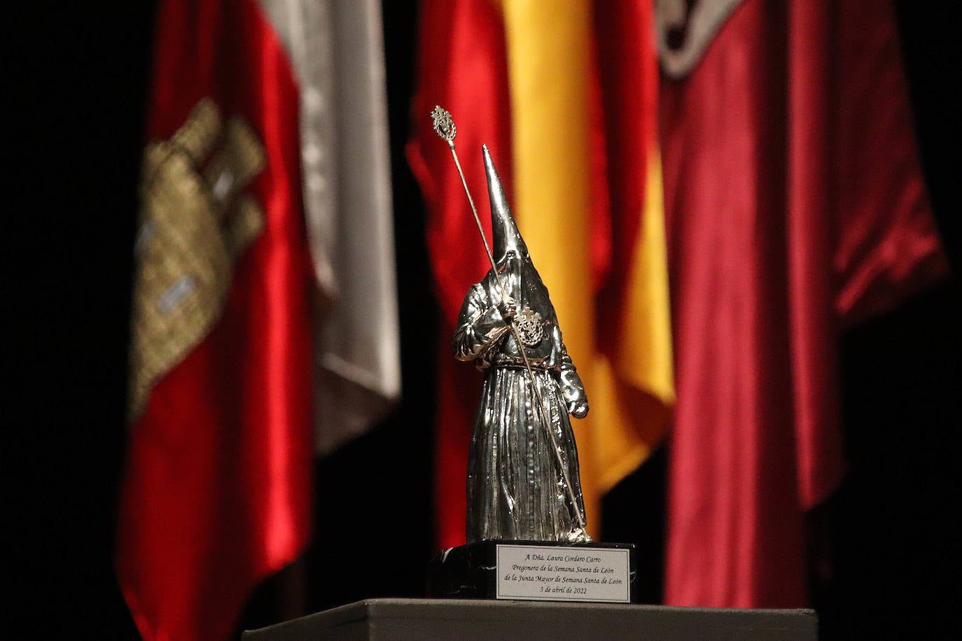 Laura Cordero Carro lee el pregón de la Semana Santa de León.
