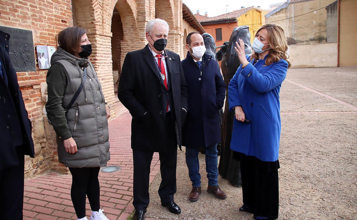 La delegada del Gobierno en Castilla y León, Virginia Barcones, asiste a la Subasta de los Pasos con el apoderado Leandro Álvarez y la alcaldesa Paula Conde