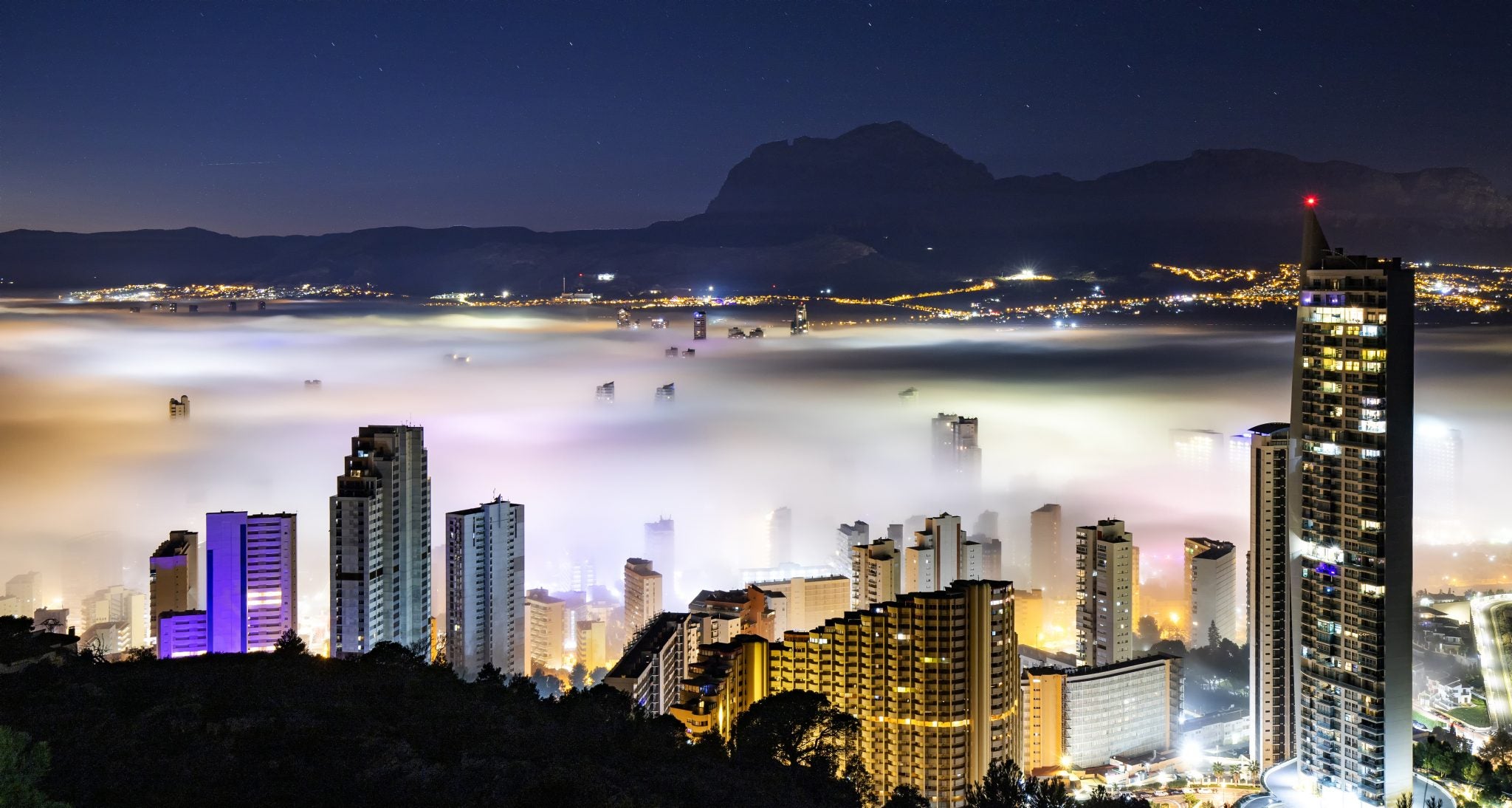 'Niebla'. Edificios ocultos por la niebla en Benidorm. Un fenómeno que pocas veces se puede apreciar con esa densidad.