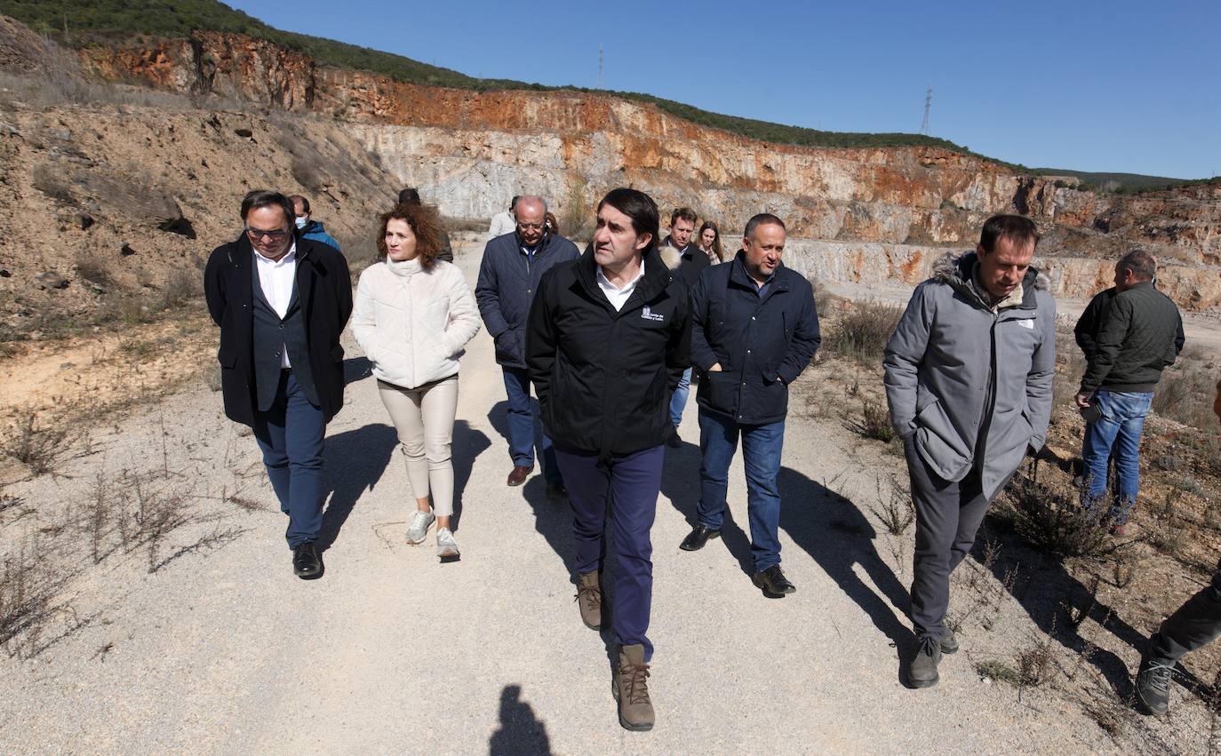 El consejero en funciones de Fomento y Medio Ambiente, Juan Carlos Suárez-Quiñones, visita el municipio de Carucedo para informar sobre el inicio de las obras de restauración de la explotación de calizas Peña El Rego. 