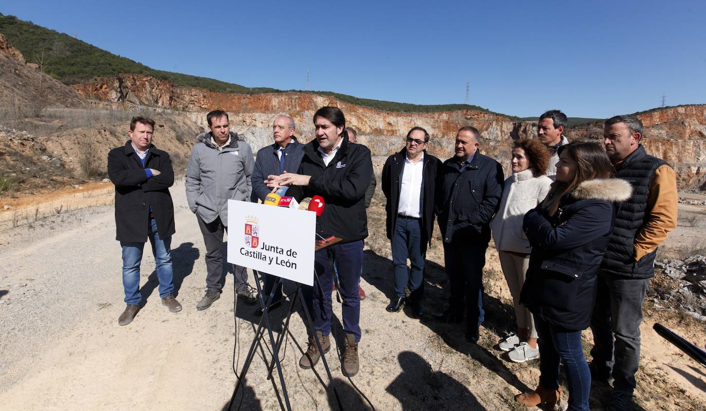 El consejero en funciones de Fomento y Medio Ambiente, Juan Carlos Suárez-Quiñones, visita el municipio de Carucedo para informar sobre el inicio de las obras de restauración de la explotación de calizas Peña El Rego. 