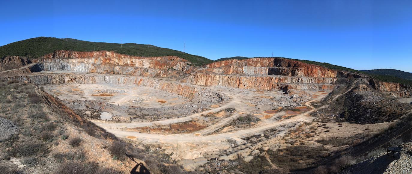 El consejero en funciones de Fomento y Medio Ambiente, Juan Carlos Suárez-Quiñones, visita el municipio de Carucedo para informar sobre el inicio de las obras de restauración de la explotación de calizas Peña El Rego. 